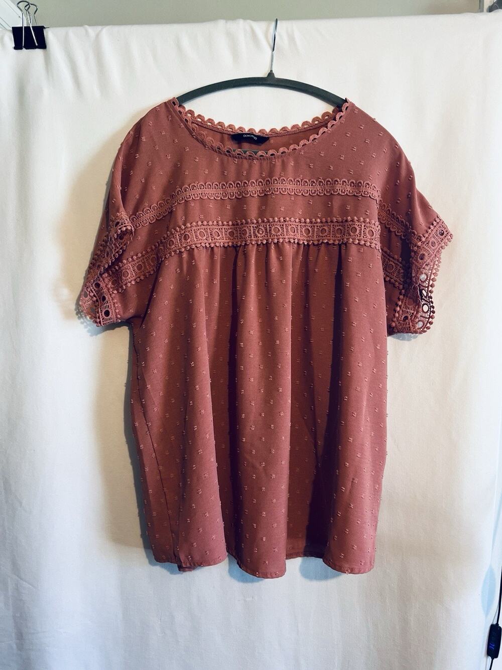 Woman’s Size XL Rose Pink Short Sleeve Feminine Blouse W/ Lace Design + Buttons